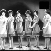 Слухати Ансамбль "Мрія" – Тече вода каламутна