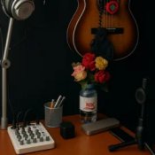 Слухати Бандерівський Біт – Чому любов приходить, коли пізно