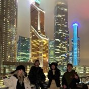 Слухати EVEN CUTE & ЯКОРЪ & НАВЕРНОЕ ПОЭТ feat. Derzko69 – Welcome to Moscow